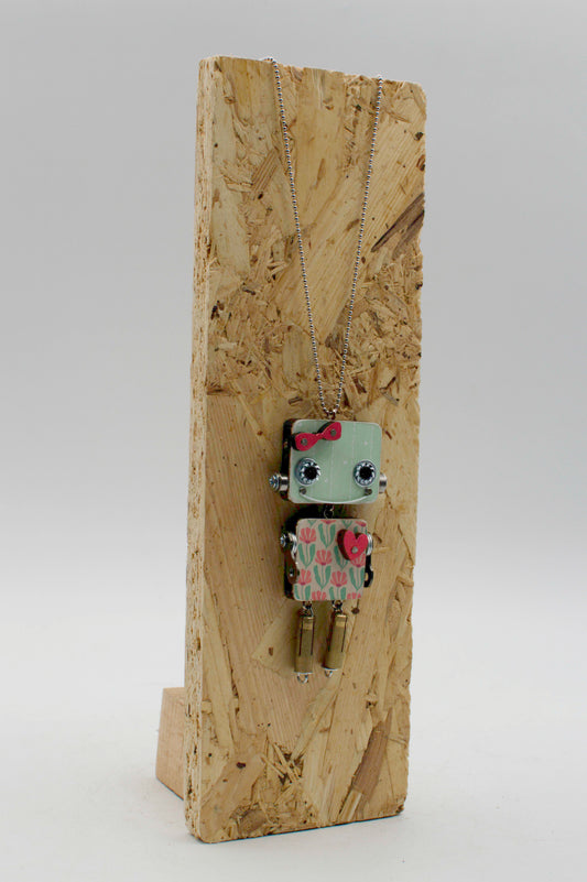 Ciondolo robot in legno tagliato a laser in verde menta con fiocco rosso occhi argento e catena delicata pendente