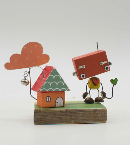 Diorama scultura luminosa stile robot fatto a mano con robot in legno rosso e giallo e casetta su base rustica