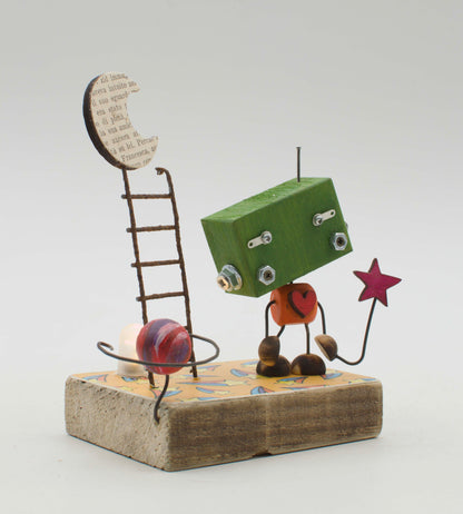 Diorama scultura luminosa robot verde con cuore arancione e braccia a filo che tiene una stella rossa fatta a mano