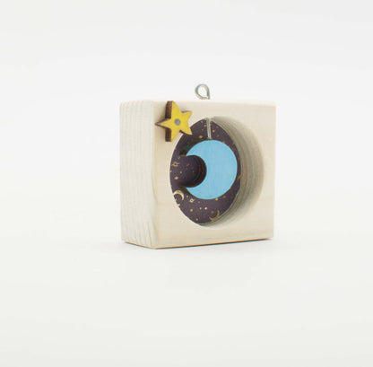 I Sospesi – Piccoli Quadri Artigianali in Legno da Appendere -  Moon