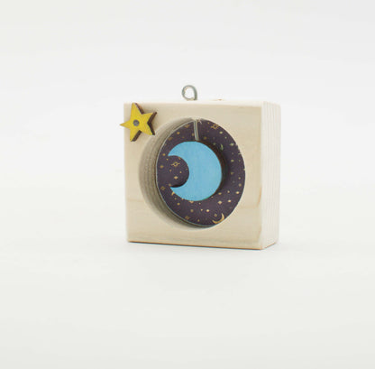 I Sospesi – Piccoli Quadri Artigianali in Legno da Appendere -  Moon