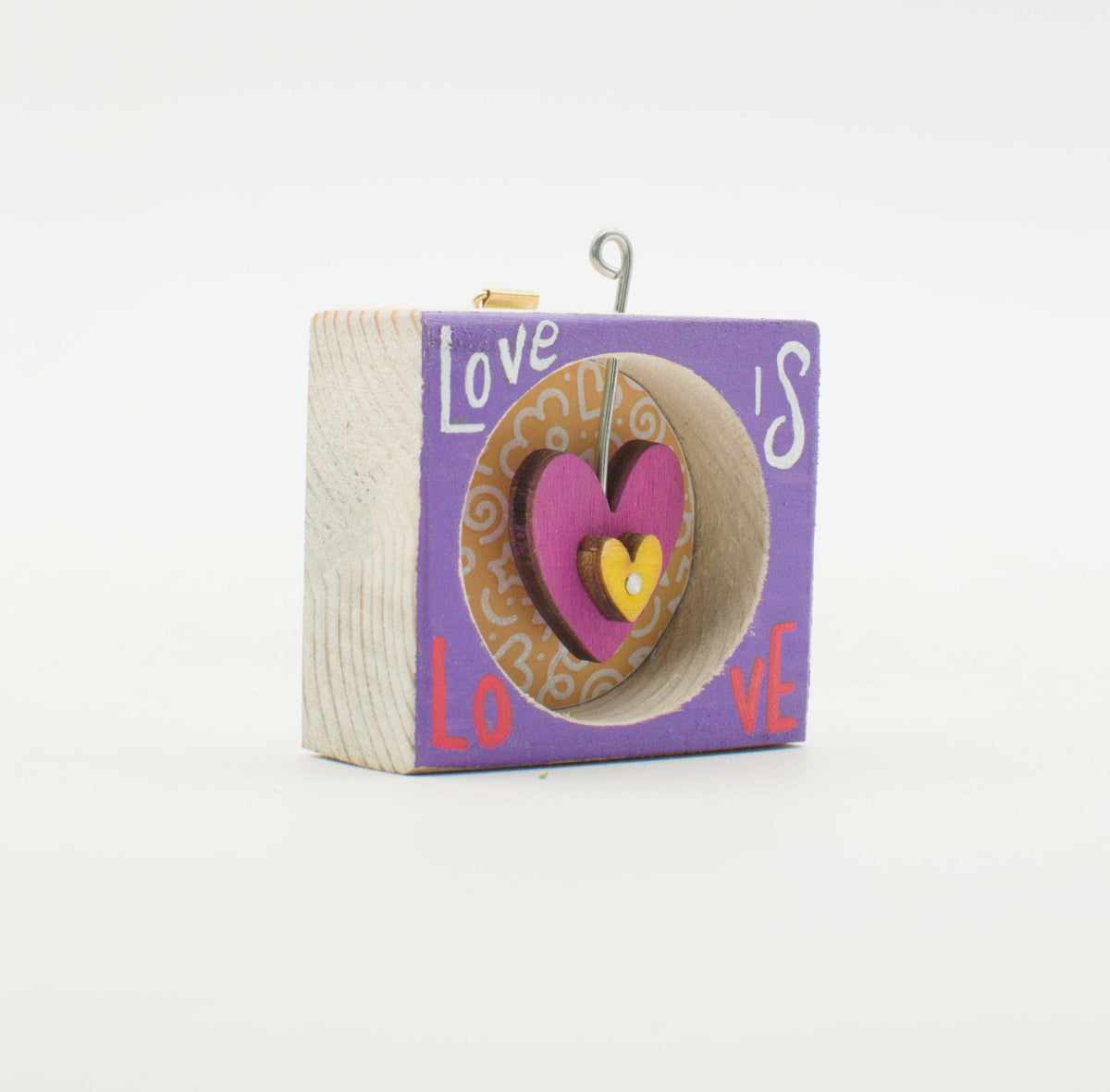 Mini quadro artigianale in legno viola con cuori rosa e gialli e scritta love is love da appendere
