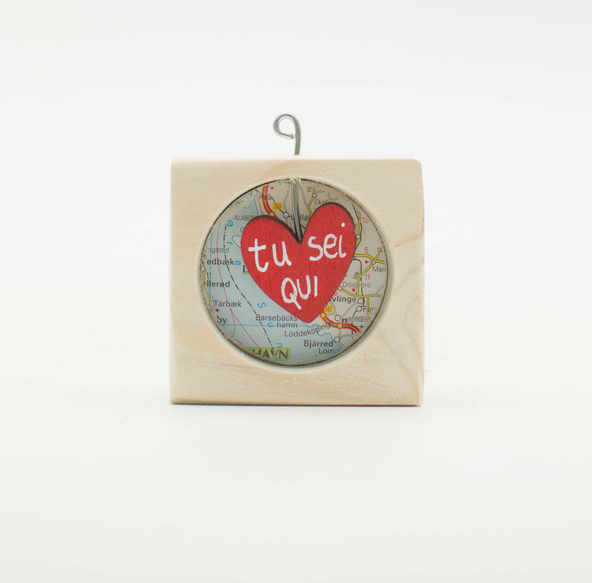 Piccolo quadro artigianale in legno con mappa circolare, cuore rosso e scritta tu sei qui per decorare casa