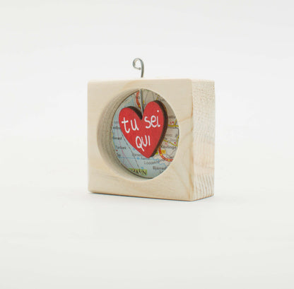 Rustico mini quadro artigianale in legno con cuore rosso e scritta tu sei qui su sfondo mappa in piccoli quadri artigianali