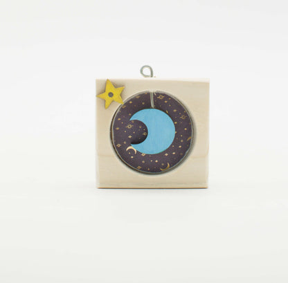 Pendente celestiale in mini quadro artigianale con design viola, stelle dorate e luna su centro azzurro chiaro
