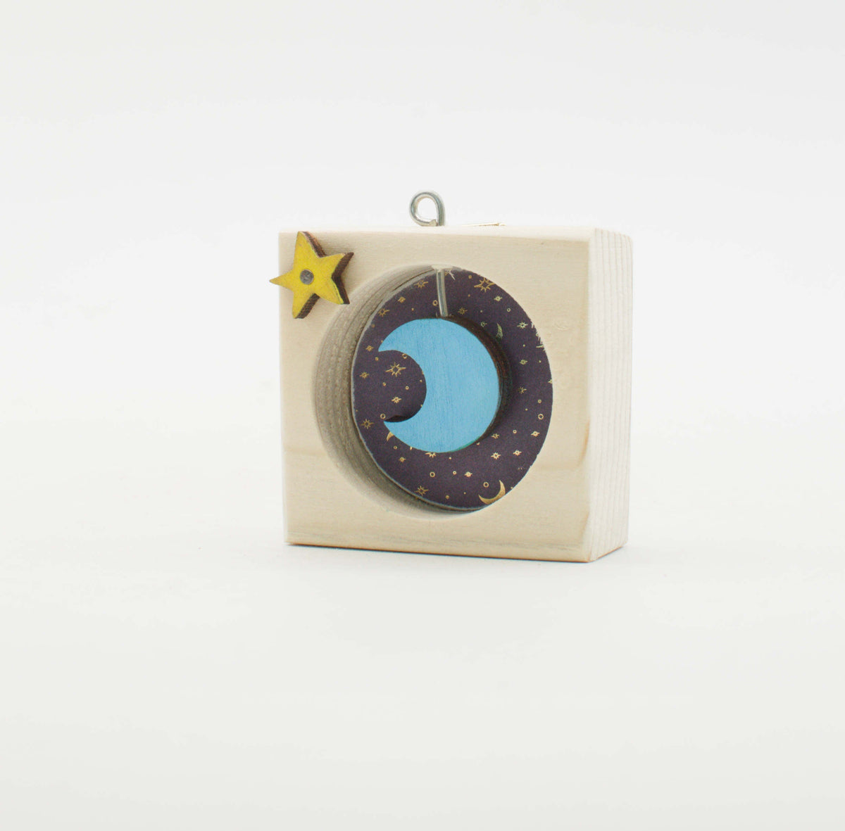 Quadrato in legno artigianale con luna blu e stella gialla su sfondo viola per piccoli quadri artigianali da appendere
