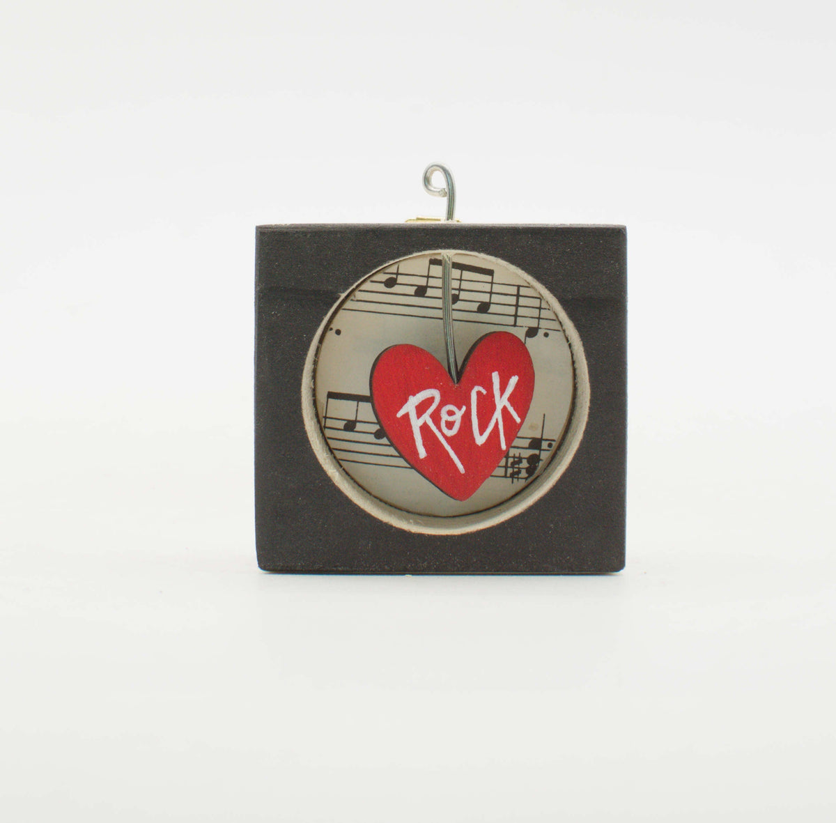 Piccolo quadro artigianale in legno nero con inserto circolare di spartito e cuore rosso con scritta rock