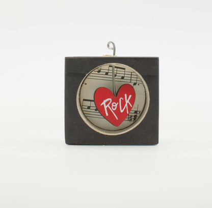 Piccolo quadro artigianale in legno nero con inserto circolare di spartito e cuore rosso con scritta rock