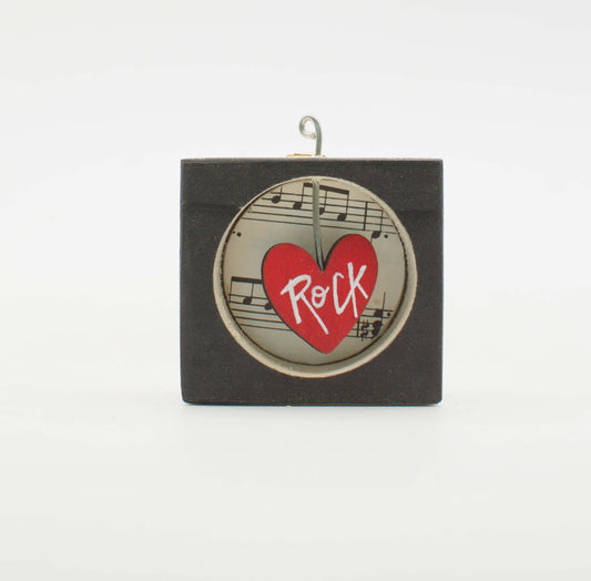 Piccolo quadro artigianale in legno nero con inserto circolare di spartito e cuore rosso con scritta rock