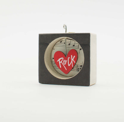 Quadro artigianale in legno nero con cuore rosso e scritta rock ideale come piccoli quadri artigianali da appendere
