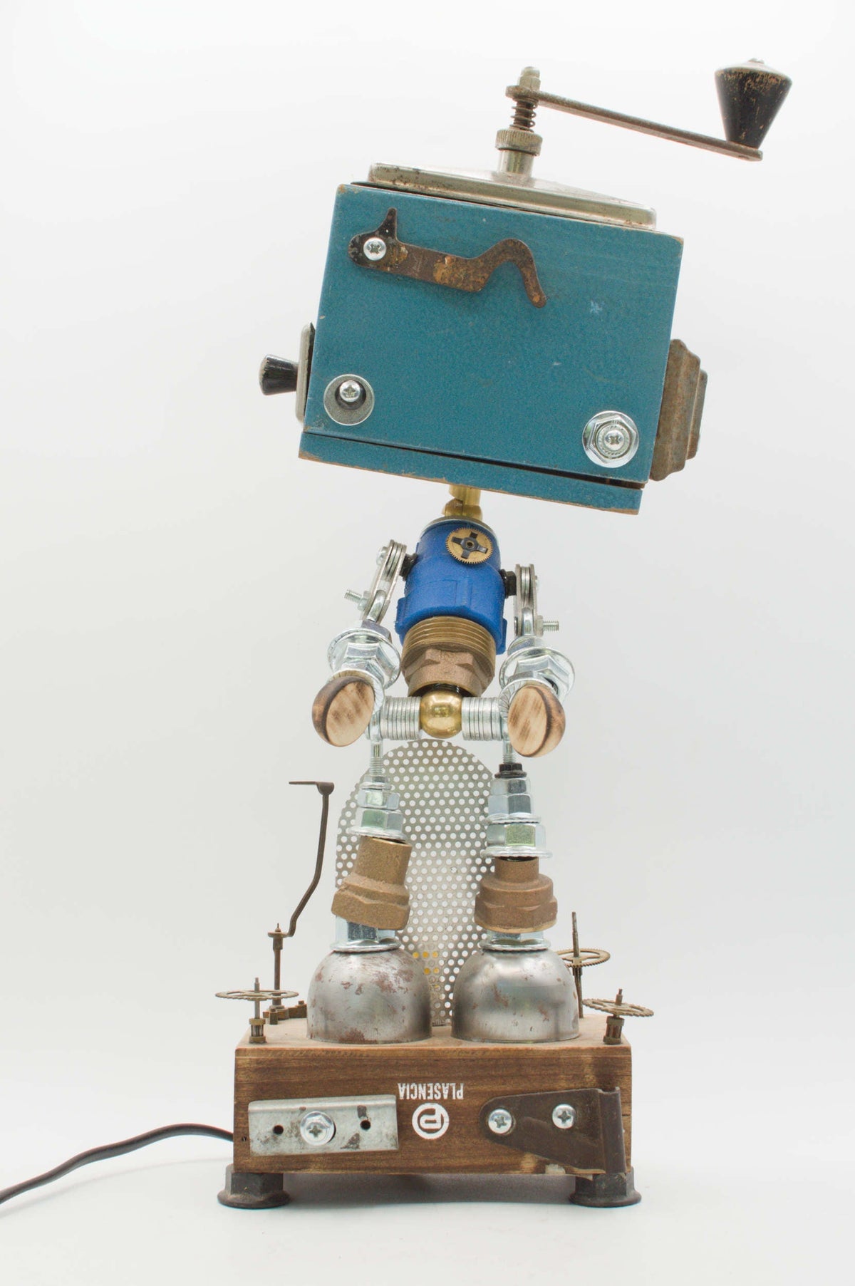 Lampada robot artigianale in metallo riciclato con testa rettangolare verde e base in legno con scritta plastic