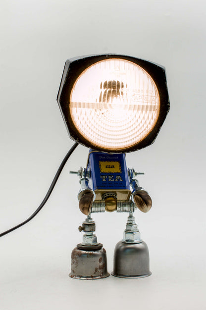 Lampada robot da tavolo Artigianale in Metallo Riciclato - Fatta a Mano