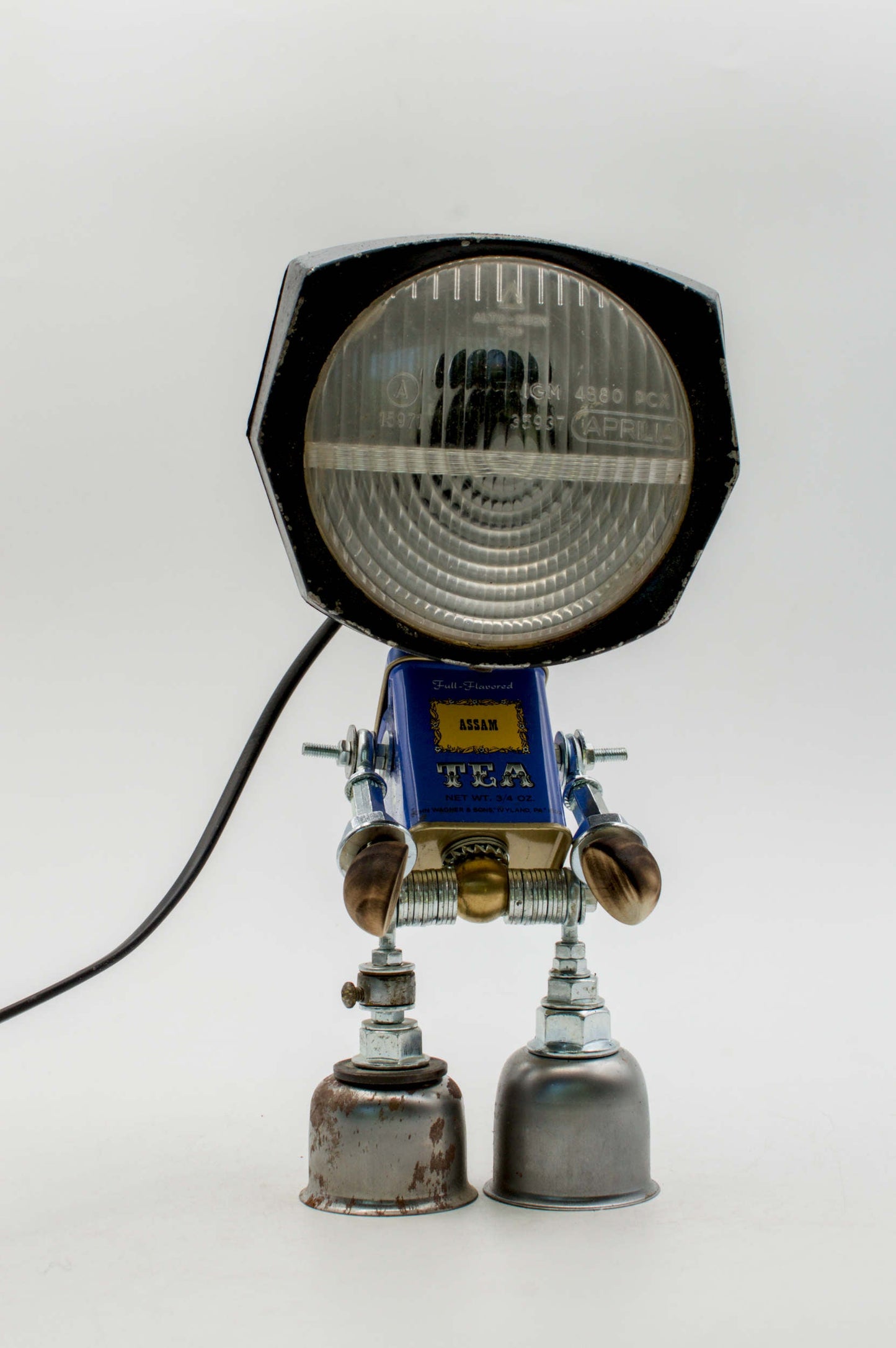 Lampada robot da tavolo Artigianale in Metallo Riciclato - Fatta a Mano