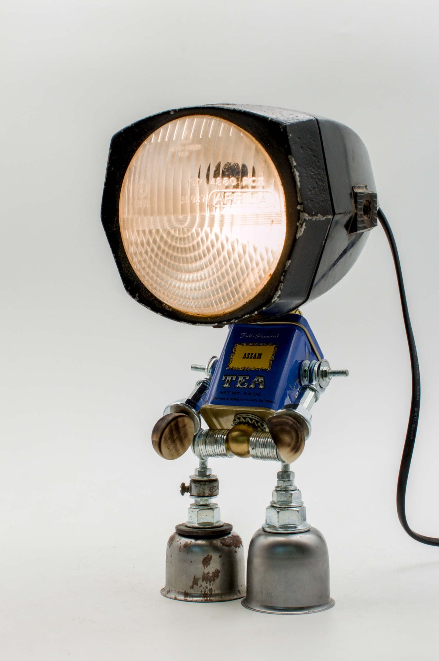Lampada robot da tavolo Artigianale in Metallo Riciclato - Fatta a Mano