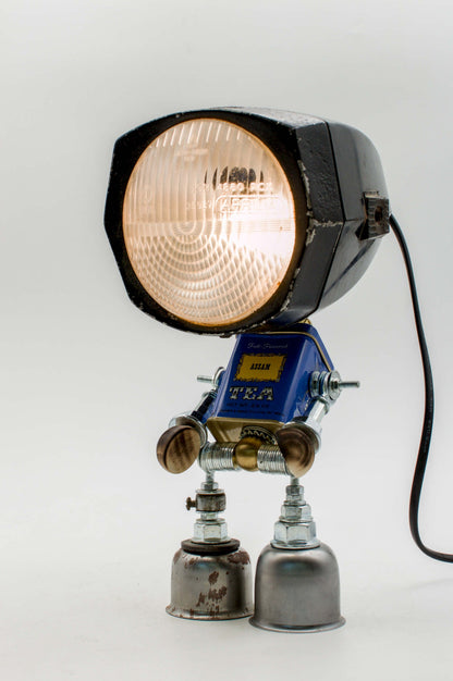 Lampada robot da tavolo Artigianale in Metallo Riciclato - Fatta a Mano