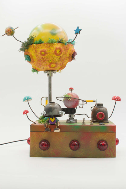 Lampada robot artigianale metallo riciclato con pianeta arancione, muschio verde e base legno vissuto con bottoni rossi