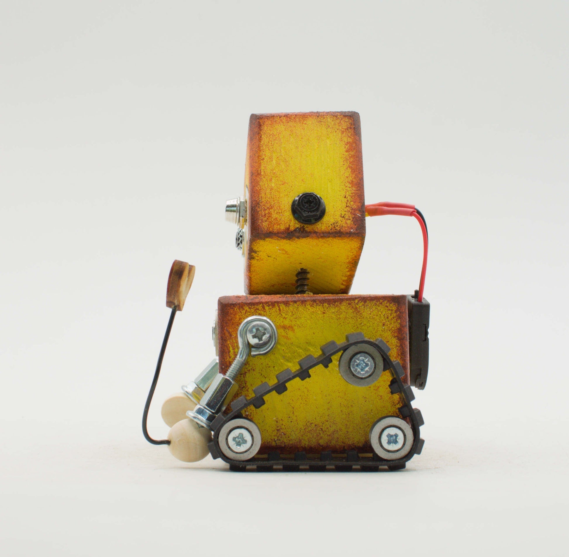 Luce di cortesia robot in legno gialla e ruggine con cingoli e filo rosso modello wall-e fatto a mano a batteria