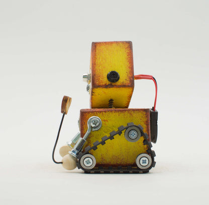Luce di cortesia robot in legno gialla e ruggine con cingoli e filo rosso modello wall-e fatto a mano a batteria