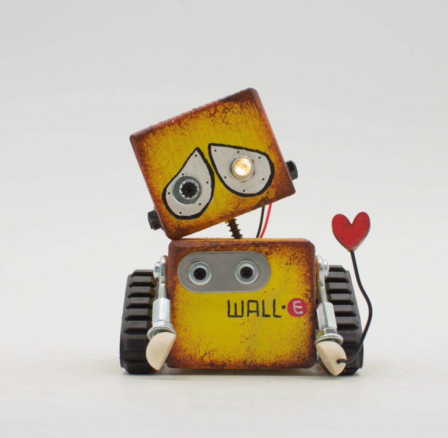Lampada di cortesia robot in legno fatta a mano modello wall-e giallo e ruggine con ruote nere e cuore rosso