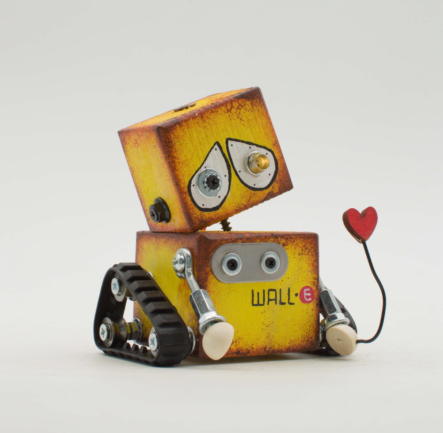 Lampada cortesia robot gialla arrugginita in metallo con cuore rosso a batteria modello wall-e fatta a mano