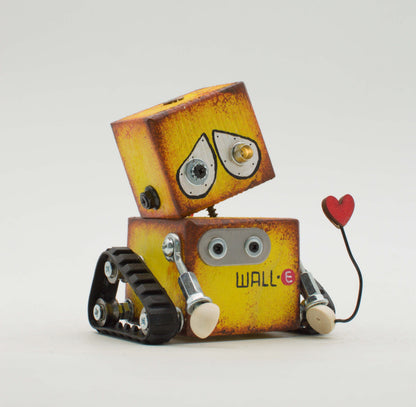 Lampada cortesia robot gialla arrugginita in metallo con cuore rosso a batteria modello wall-e fatta a mano