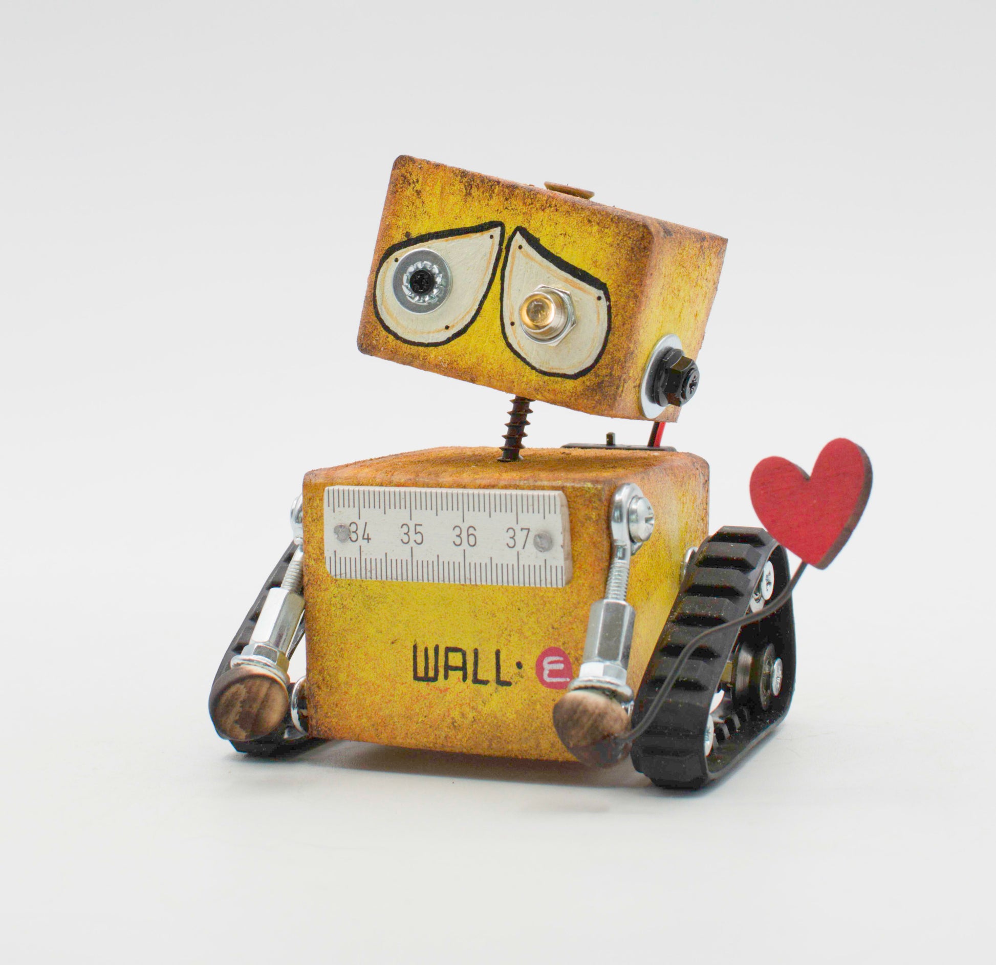 Lampada di cortesia robot in metallo giallo con finitura vintage e viso a righello modello wall-e in legno fatta a mano