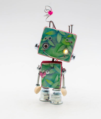 Lampada di legno a batteria in stile robot verde con motivo foglie e dettagli a forma di cuore rosa modello illustrato fatto a mano
