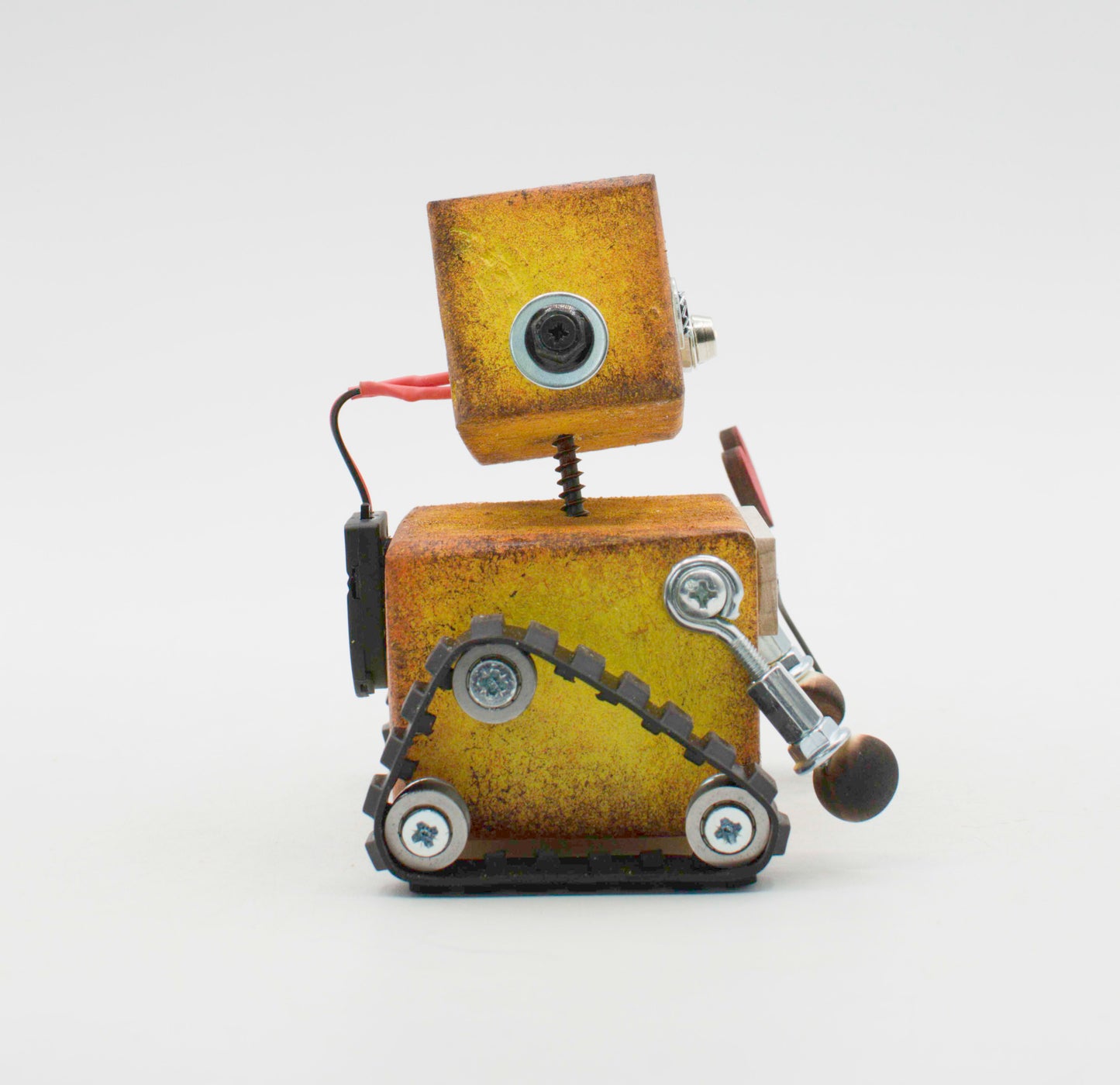 Rustico cortesia robot giallo a forma di cubo con occhio singolo in legno e metallo su ruote modello wall-e fatta a mano