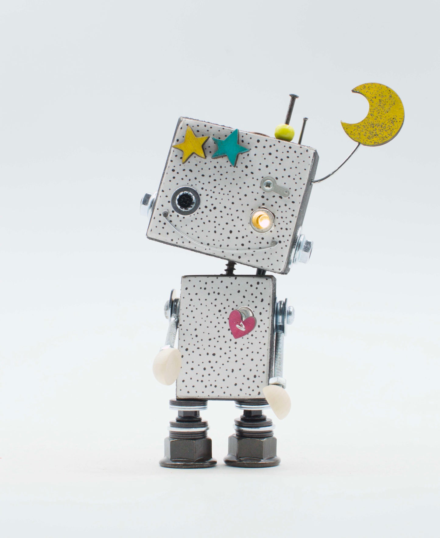 Luce di cortesia robot giocattolo con corpo in metallo argento screziato e decorazioni colorate a stelle e cuori