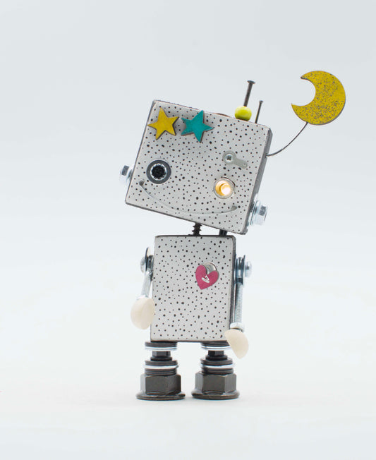 Luce di cortesia robot giocattolo con corpo in metallo argento screziato e decorazioni colorate a stelle e cuori
