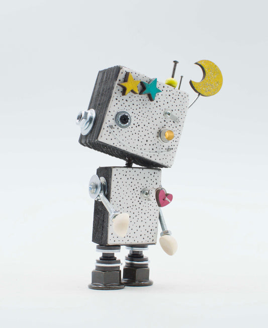 Lampada di legno robot giocattolo fatta a mano con corpo nero e bianco maculato occhi stellati colorati e antenna luna crescente