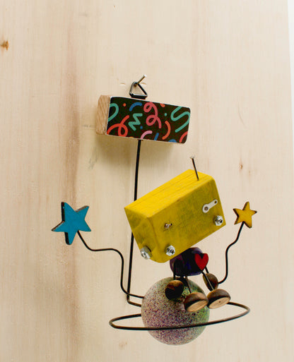 Minibot da appendere scultura robot fatto a mano in legno giallo con arti in filo nero e dettagli decorativi