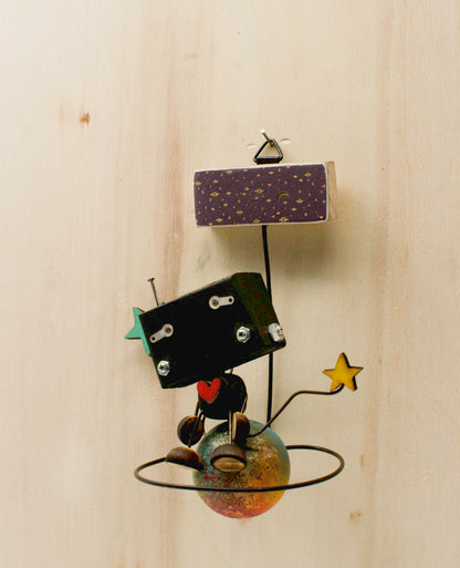 MiniBot scultura robot nero in metallo fatto a mano con decorazione a stella sulla testa e base pianeta per parete