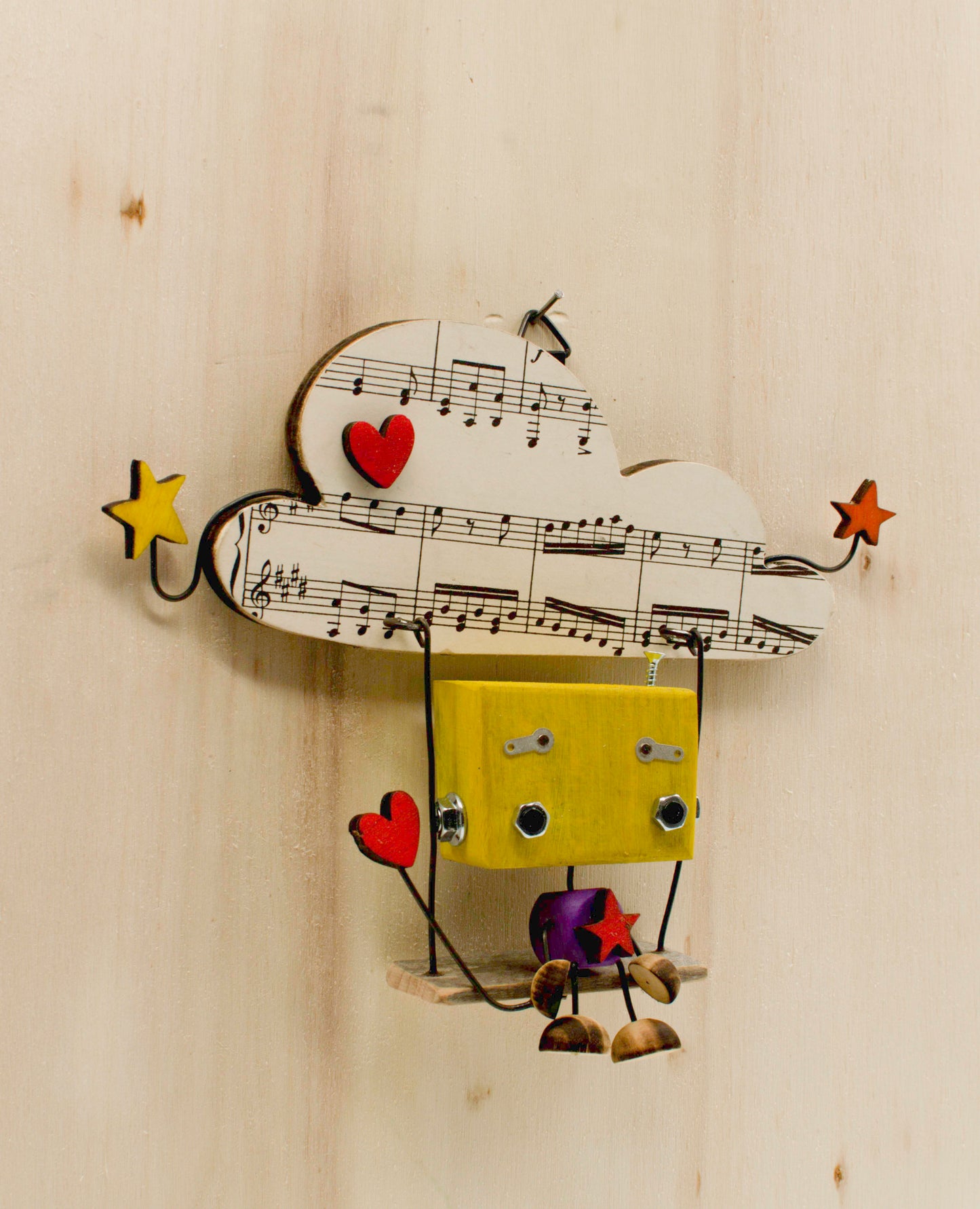 Scultura robot da appendere minibot con forma di nuvola musicale in legno giallo con cuori rossi e note musicali
