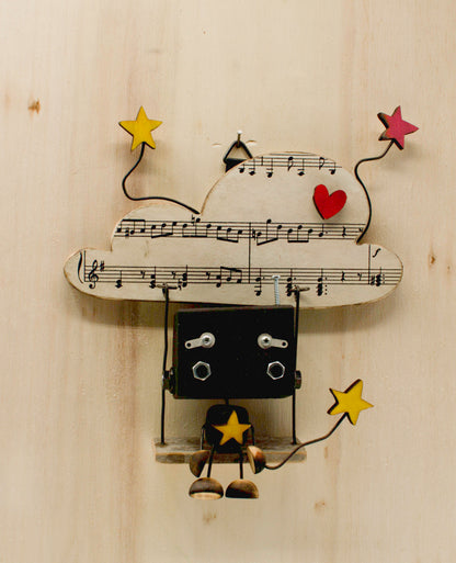 Minibot da appendere scultura robot fatta a mano con testa a forma di nuvola in spartiti musicali e corpo meccanico nero