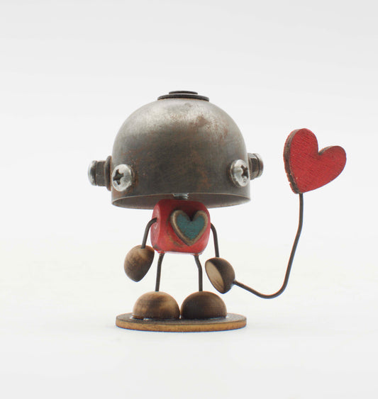 Minibot scultura robot fatto a mano con testa metallica invecchiata, torso rosso in legno e cuore teal, che tiene un palloncino cuore rosso