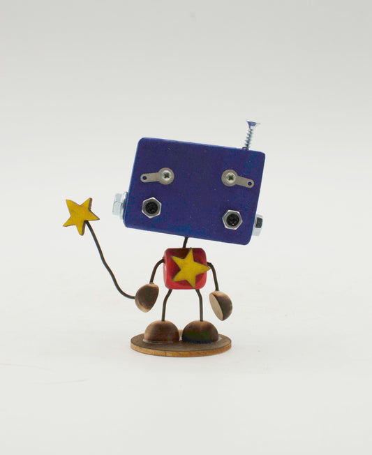 Minibot scultura robot fatto a mano in metallo blu con testa quadrata, torso a stella rossa e bacchetta a stella gialla