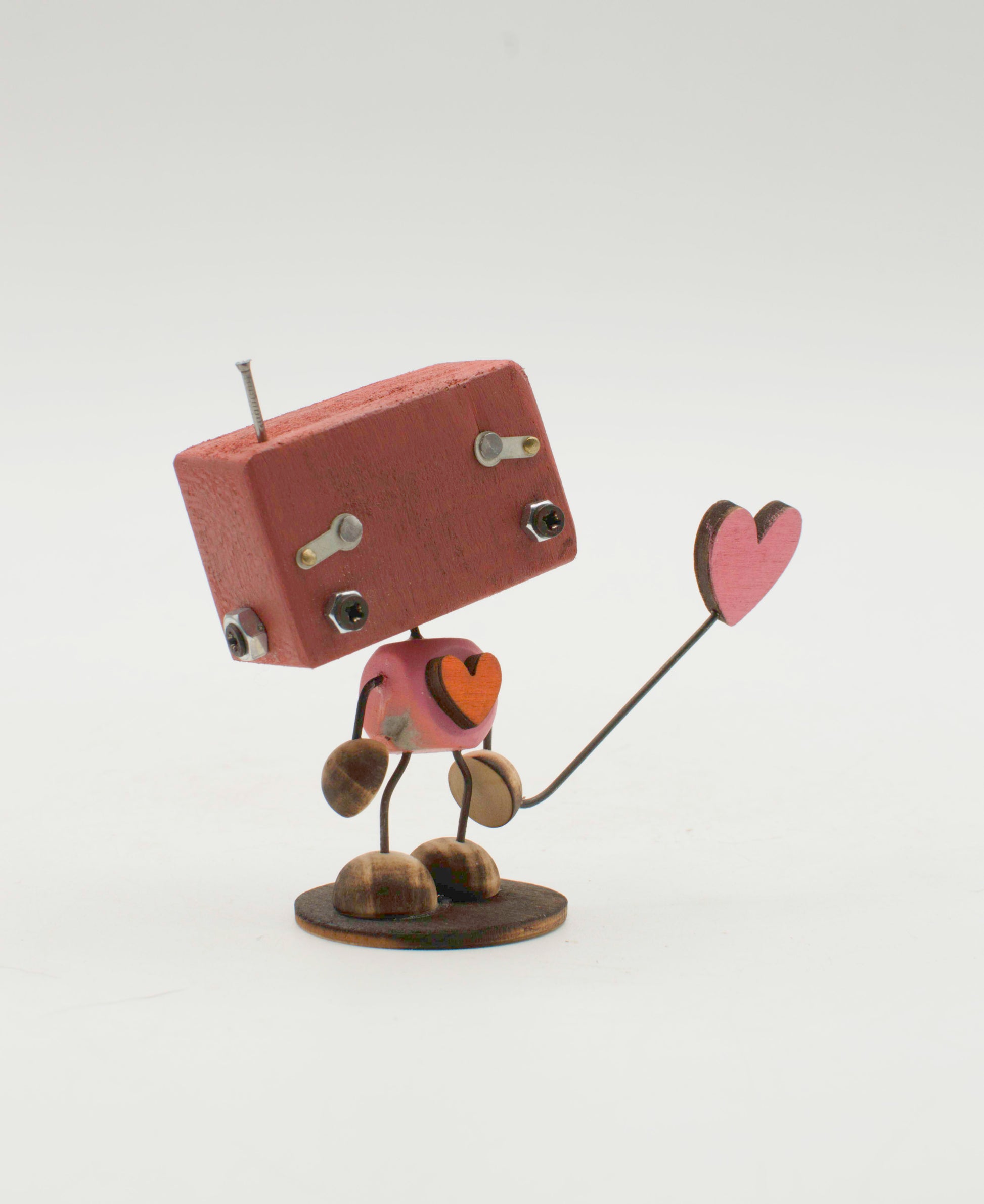 Minibot scultura robot fatto a mano in metallo marrone con torso a forma di cuore e cuore rosa su bastone