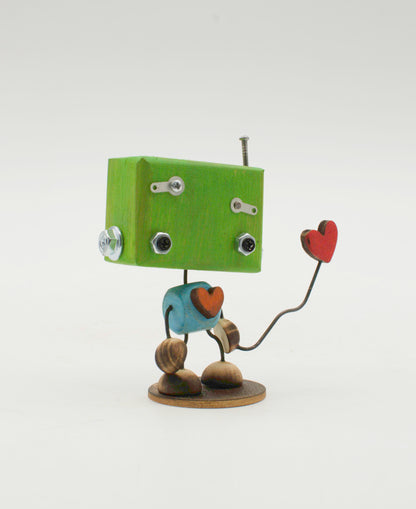 Minibot scultura robot fatto a mano in metallo verde e blu con testa quadrata e cuore rosso sul petto