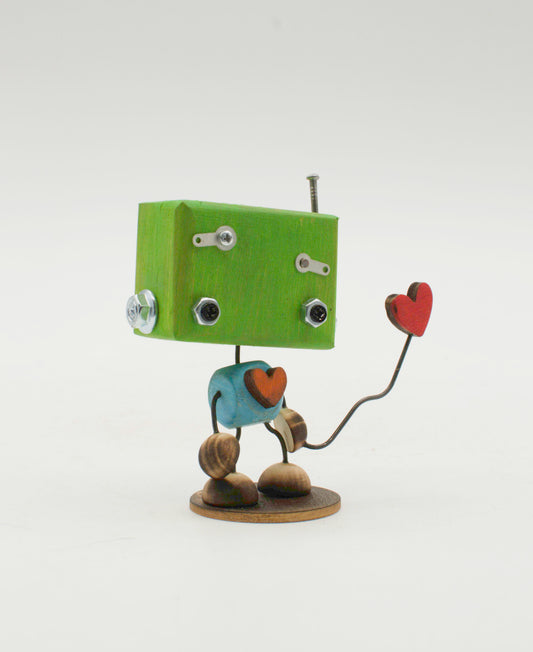 Minibot scultura robot fatto a mano in metallo verde e blu con testa quadrata e cuore rosso sul petto