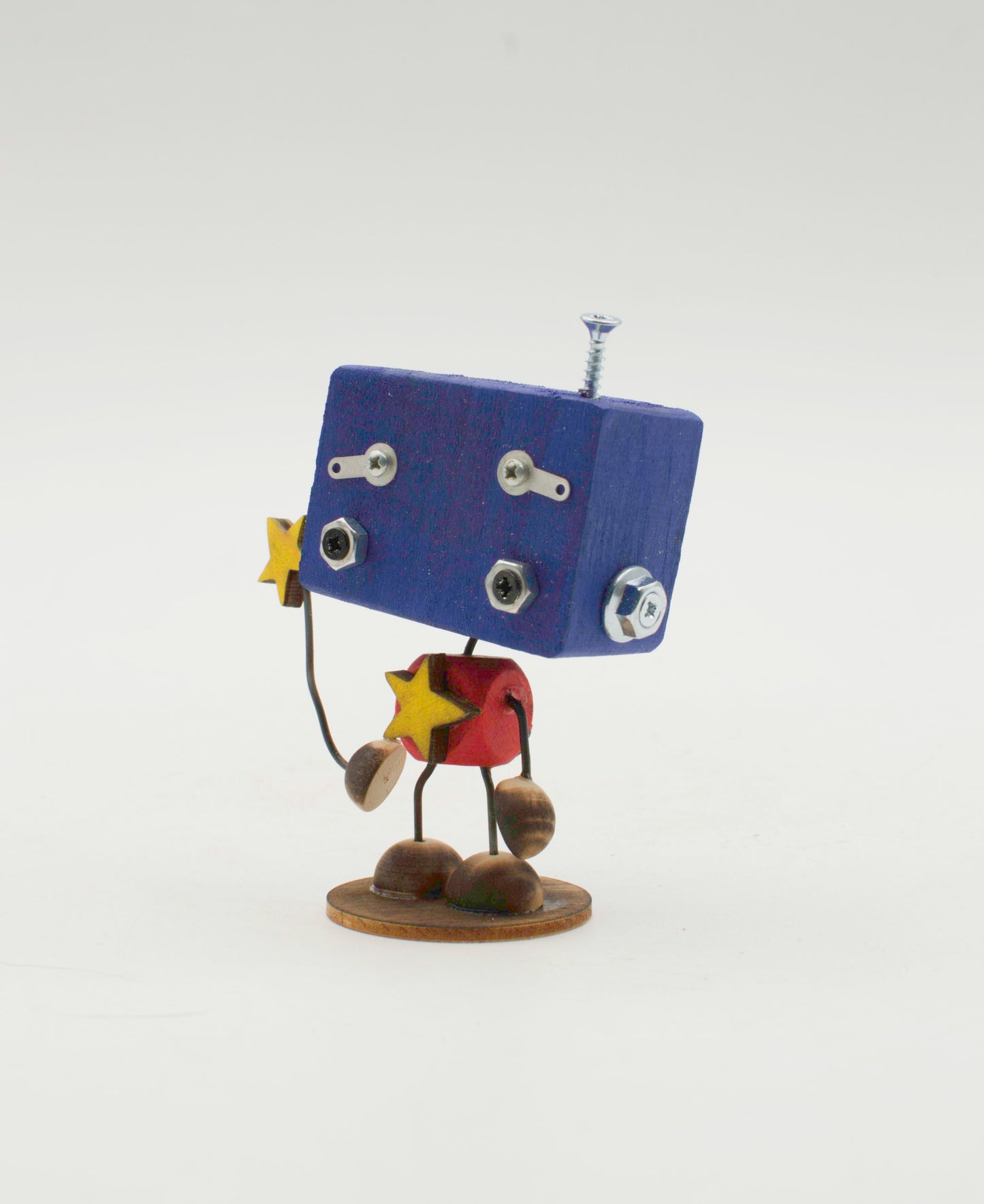 Minibot scultura robot fatto a mano in metallo blu e rosso con dettagli a forma di stella e parti meccaniche varie