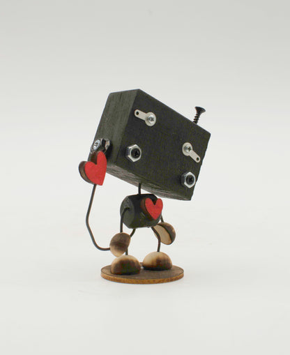 Scultura robot minibot nero a forma di cubo con dettagli metallici e accenti a forma di cuore rosso fatta a mano