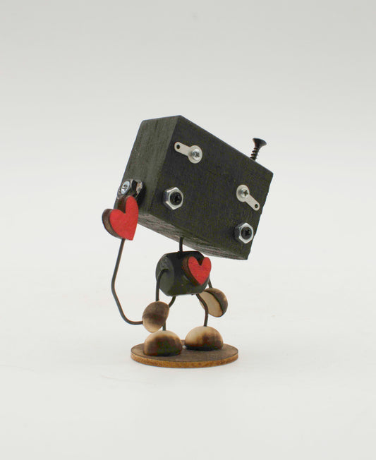 Scultura robot minibot nero a forma di cubo con dettagli metallici e accenti a forma di cuore rosso fatta a mano