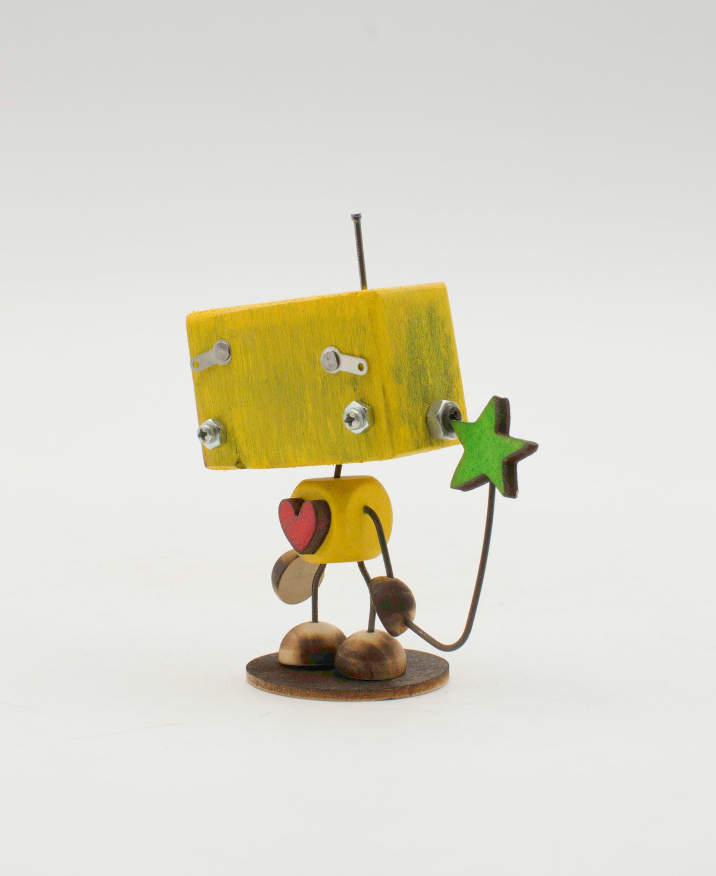 Minibot scultura robot fatto a mano in legno giallo con testa quadrata, petto a forma di cuore e accessorio stella verde