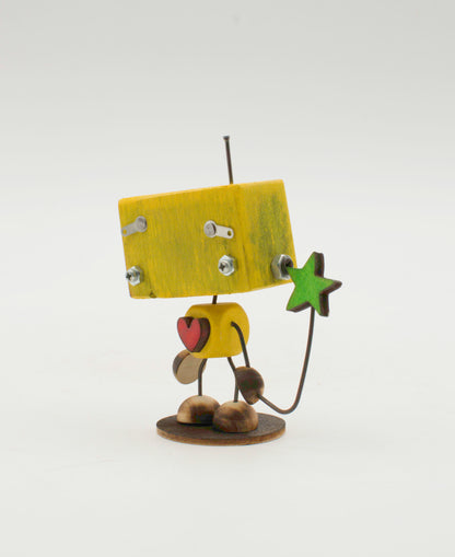 Minibot scultura robot fatto a mano in legno giallo con testa quadrata, petto a forma di cuore e accessorio stella verde