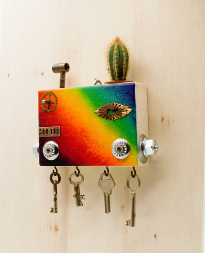 Portachiavi da parete scultura robot fatto a mano con finiture metalliche e cactus su rainbow in legno