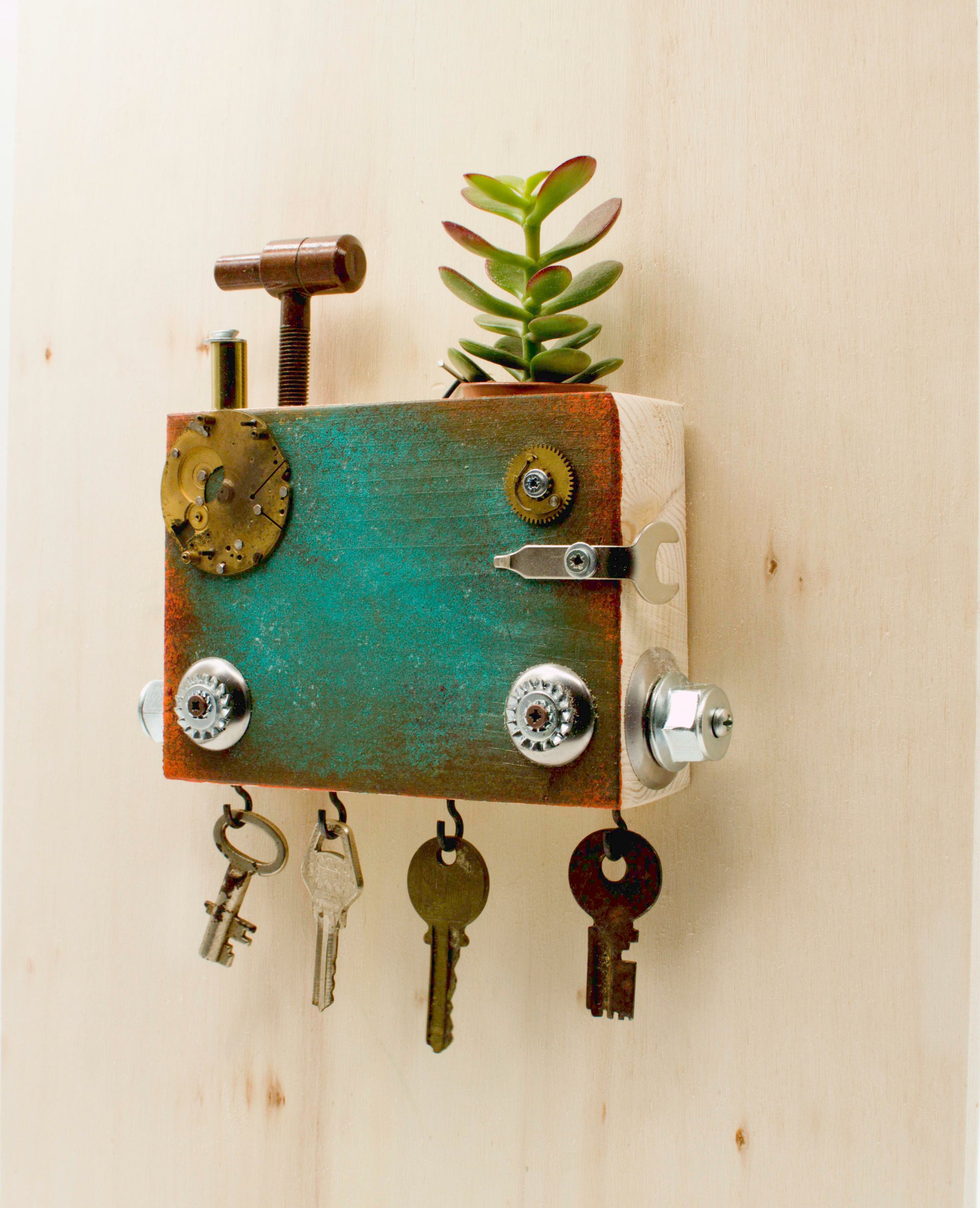 Portachiavi da parete steampunk verde rustico e ottone con scultura robot fatta a mano e pianta succulenta