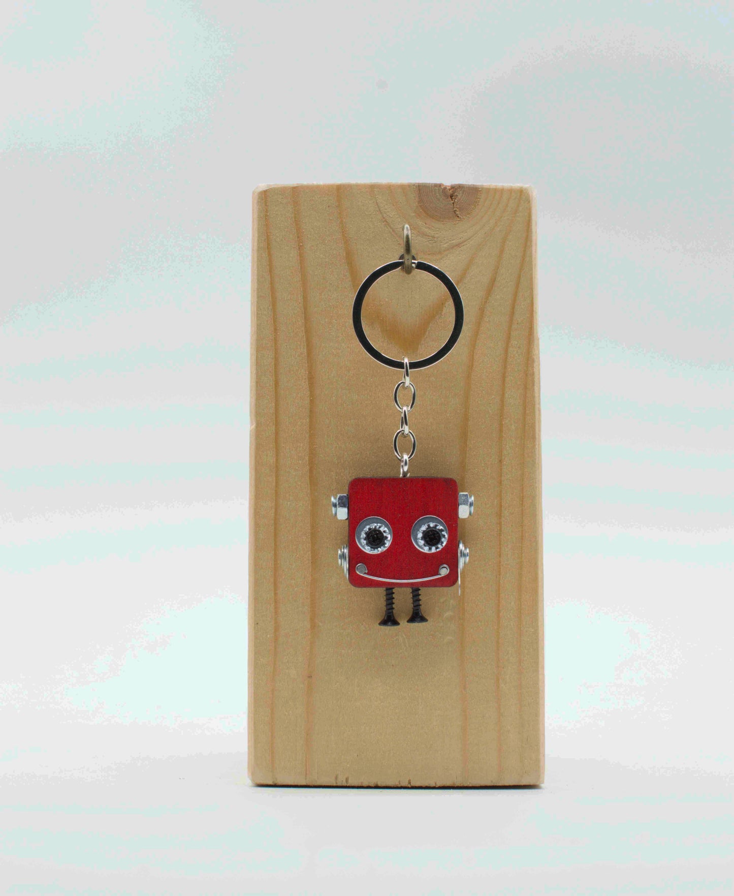 Portachiavi robot rosso quadrato con occhi argento sorriso e gambe piccole in materiale robusto