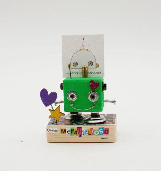 Portafoto da tavolo robot verde in legno con occhi metallici e decorazioni a forma di cuore viola e oro fatto a mano