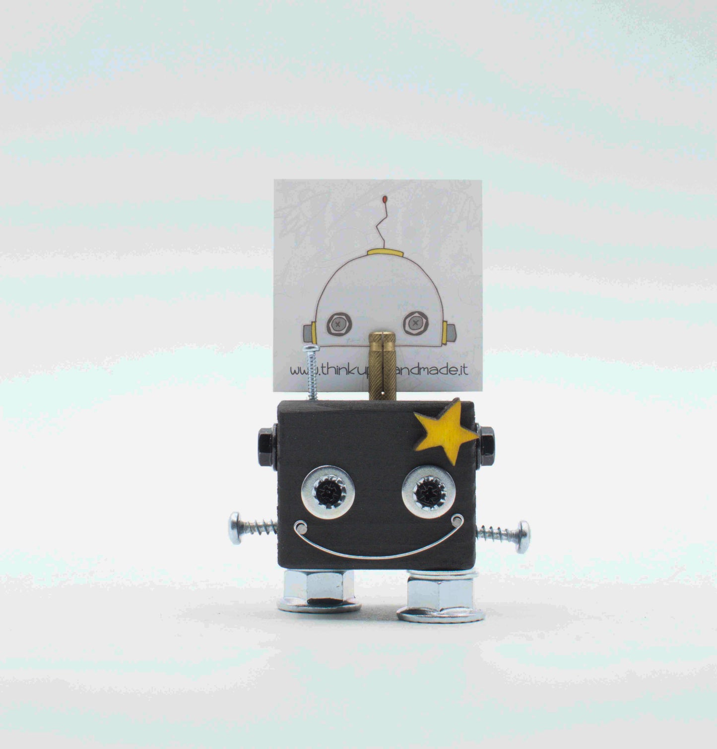 Portafoto da tavolo robot grigio fatto a mano con viso sorridente viti metalliche e stella gialla sulla testa